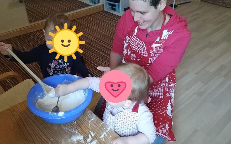 Persönliche Betreuung, gemeinsames Backen mit den Kindern am Tisch (Kindergesichter geschützt)