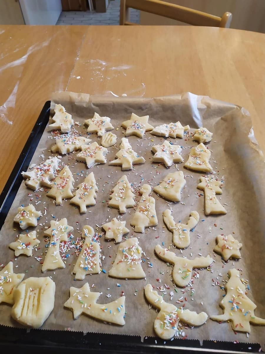 Selbstgebäckene Plätzchen auf dem Backblech