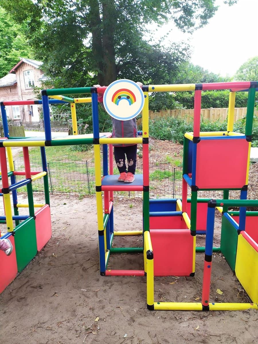 Buntes Klettergerüst im Garten