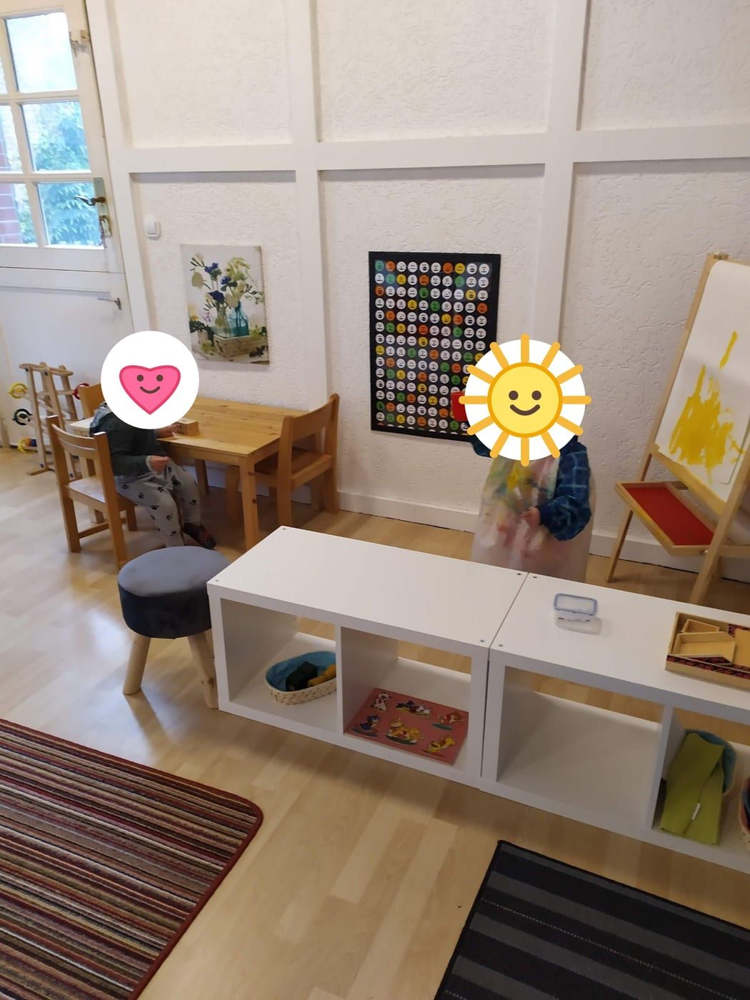 Heller Gruppenraum mit Spielmaterial